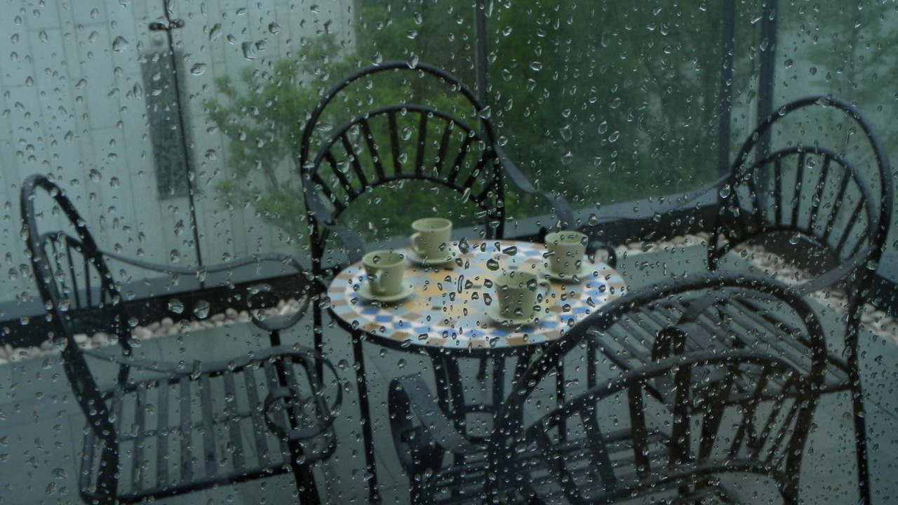 动漫中的雨天情感与氛围，故事随雨声展开