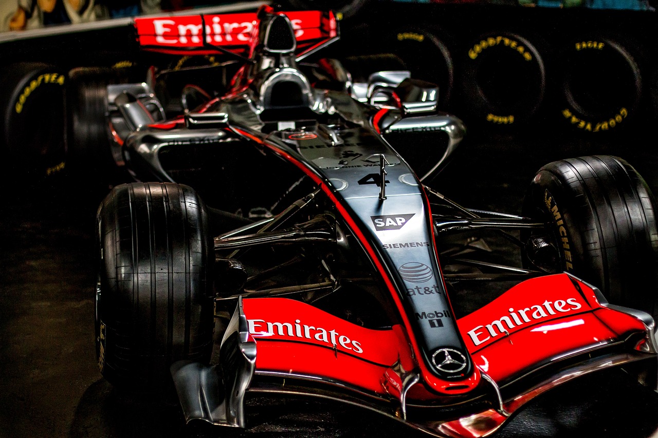 F1方程式赛车比赛视频，速度与激情的极致展现